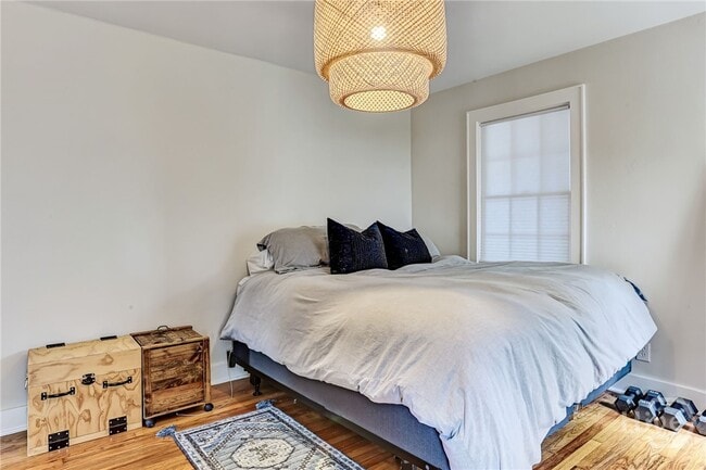 Building Photo - 725 E 53rd St