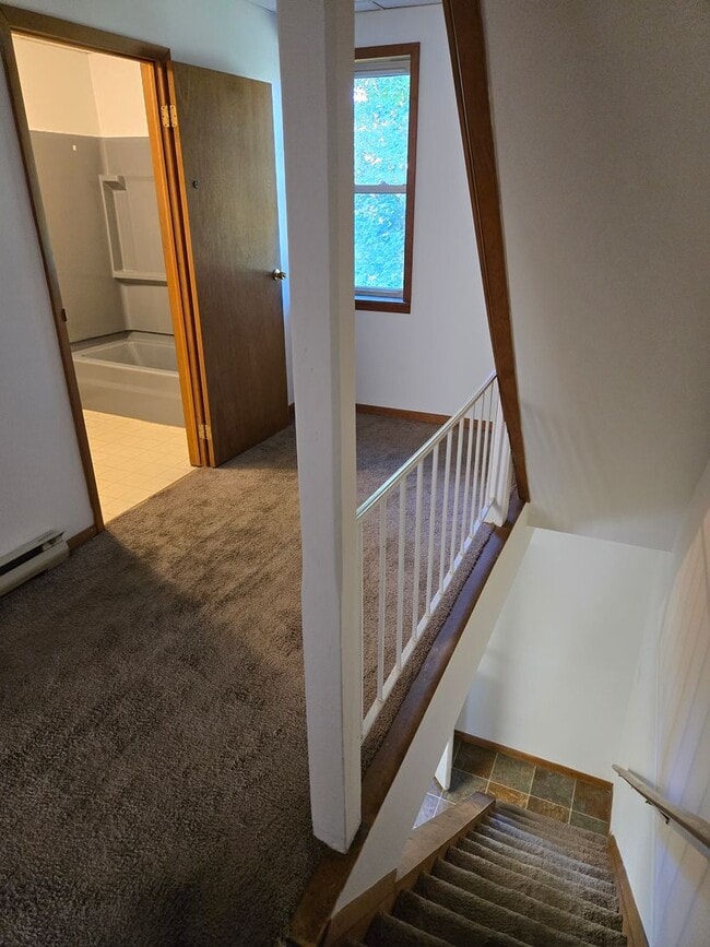 Building Photo - Spacious two-bedroom townhome in Stockerto...