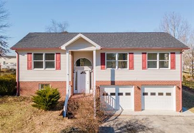 Building Photo - Spacious House In Christiansburg