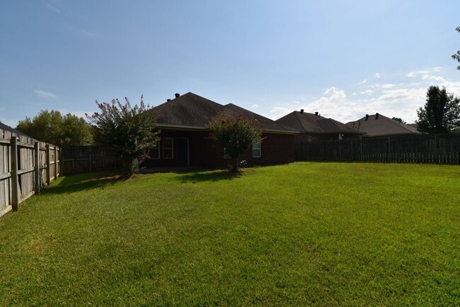 Building Photo - Spacious 3 Bedroom, 2 Bath Home
