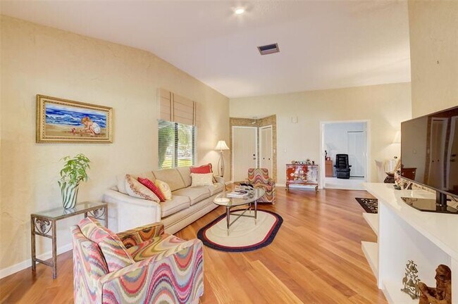 Building Photo - 5051 Pine Dr