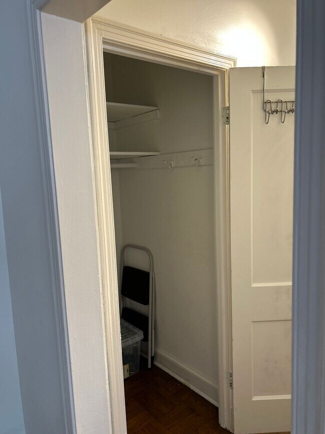 Building Photo - One Bedroom Apartment in Palisades NW Incl...