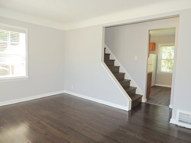 Building Photo - 3 Bed - 1 Bath Cape Cod for Rent!