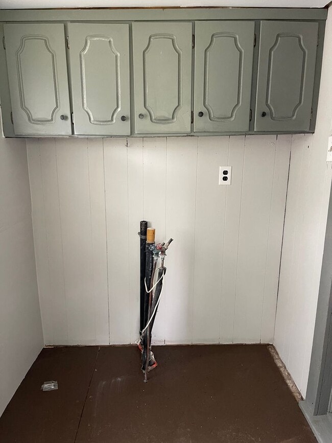 Building Photo - $875 - 2 bed 1 bath - Single Family Home