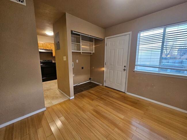 Building Photo - (2) Bed/(2.5) Bath Townhome Avail Now! Pool Access!