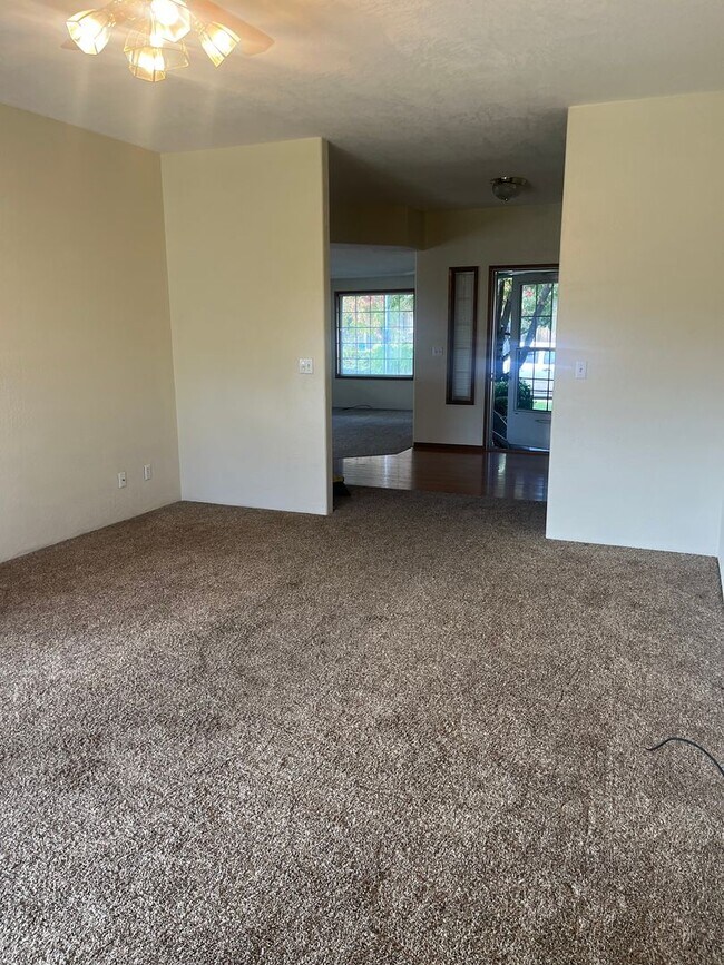 Building Photo - 3 Bedroom 2 Bath House