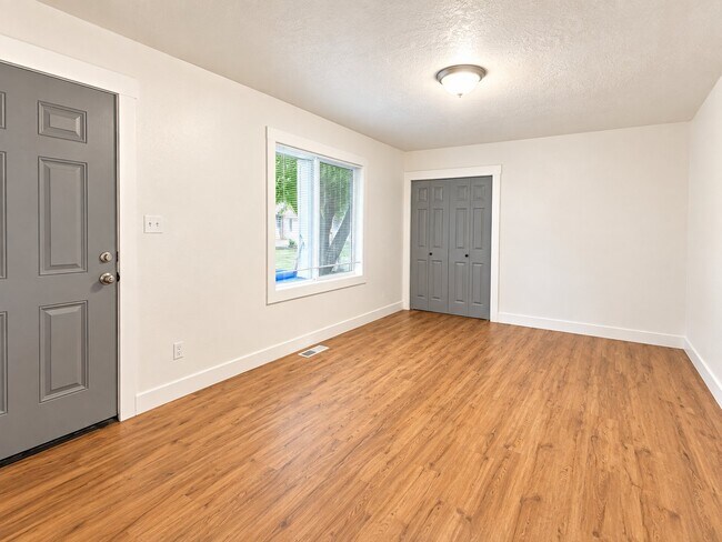 Building Photo - 458 E Lambourne Ave