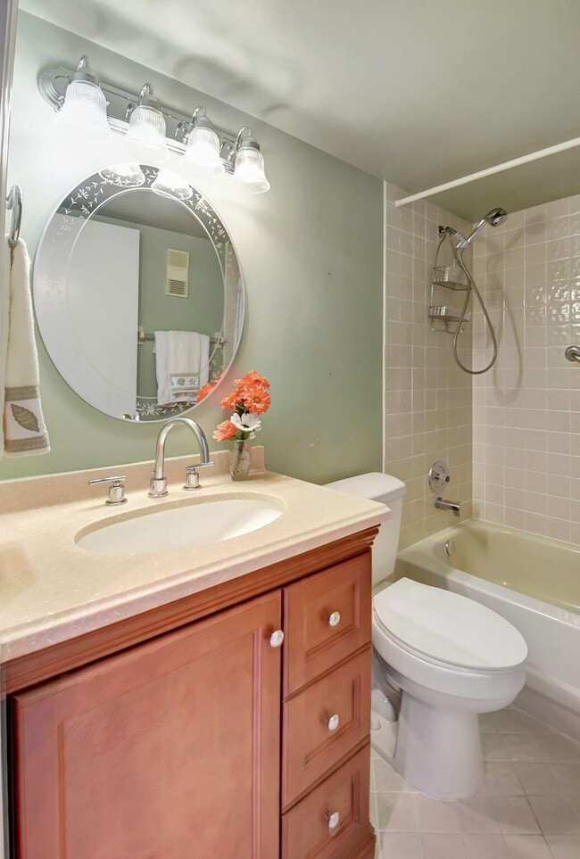 Building Photo - 6025 Parkwalk Dr