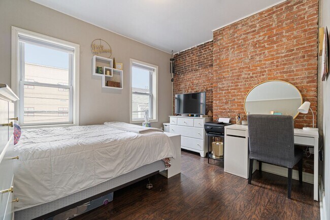 Building Photo - 5 bed, 2.5 Bath, Southside Flats