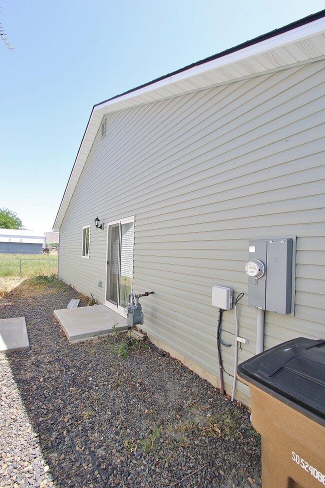 Building Photo - 454 Old Maple Dr