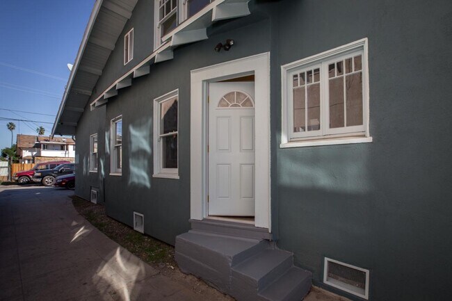 Private Entry - 1075 1/2 Leighton Ave.