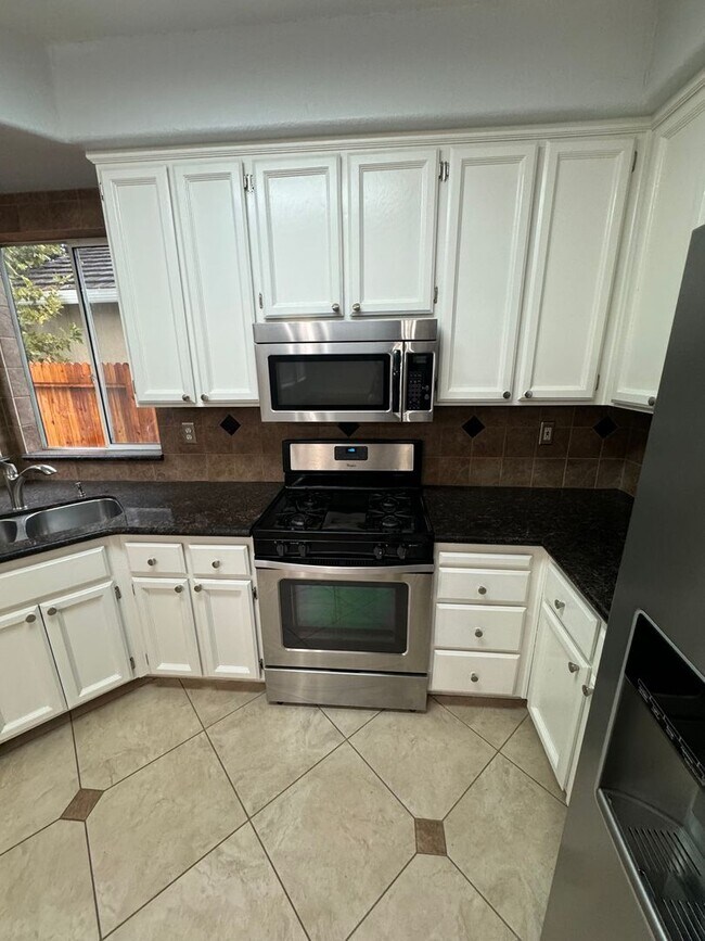 Building Photo - BEAUTIFUL TWO STORY 4 BED, 3 FULL BATH, & 2 CAR GARAGE