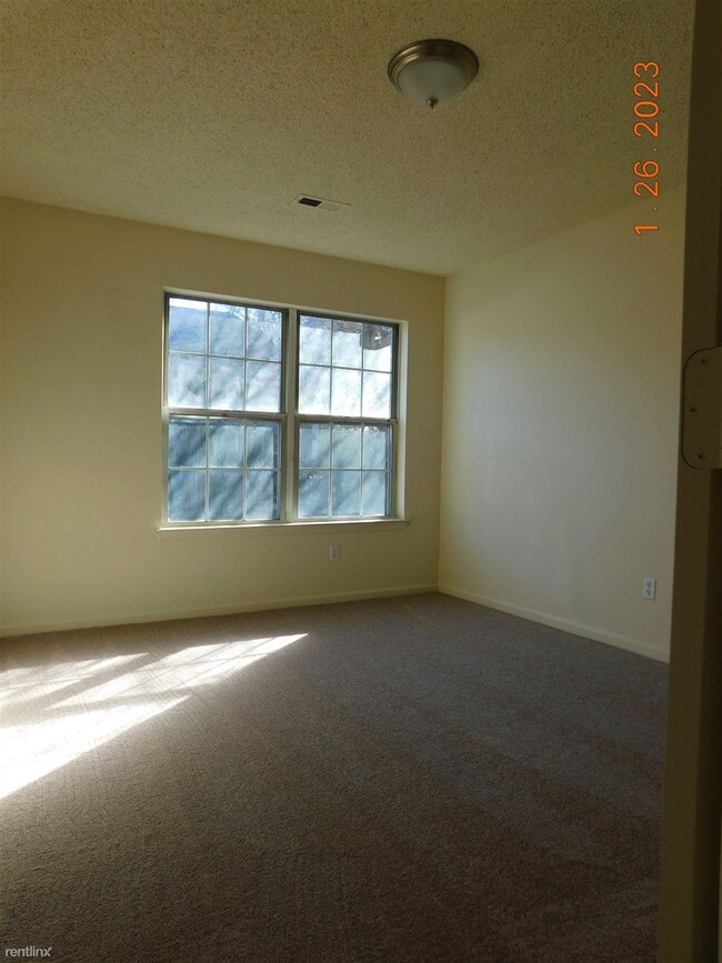 Building Photo - 3 br, 1.5 bath Townhome - 7926 Van Patten Rd
