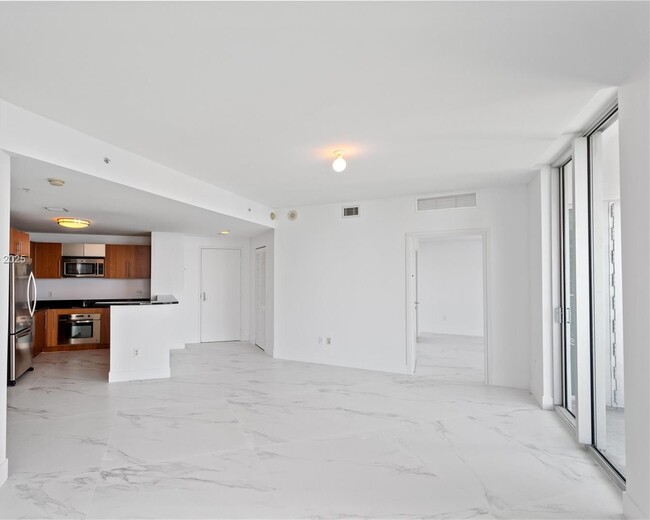 Building Photo - 300 S BISCAYNE Blvd