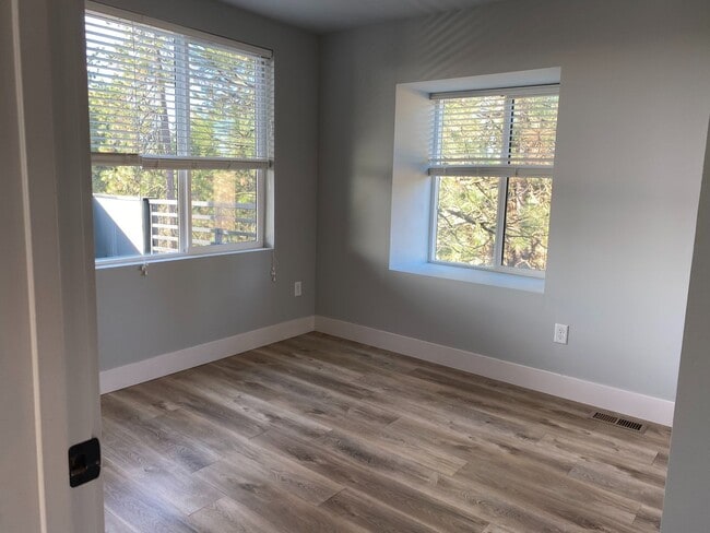 Building Photo - Modern 3 Bed, 2.5 Bath with Loft & Rooftop...
