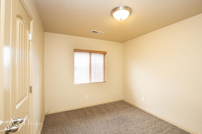 Building Photo - Move in Special 3 Bedroom 2.5 Bathroom In ...