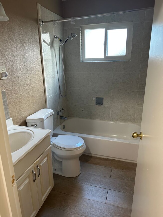 Building Photo - BEAUTIFUL DUPLEX