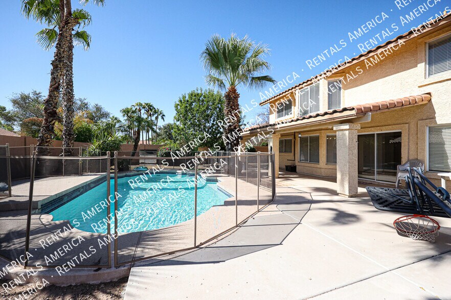 Building Photo - 2361 W Myrtle Dr
