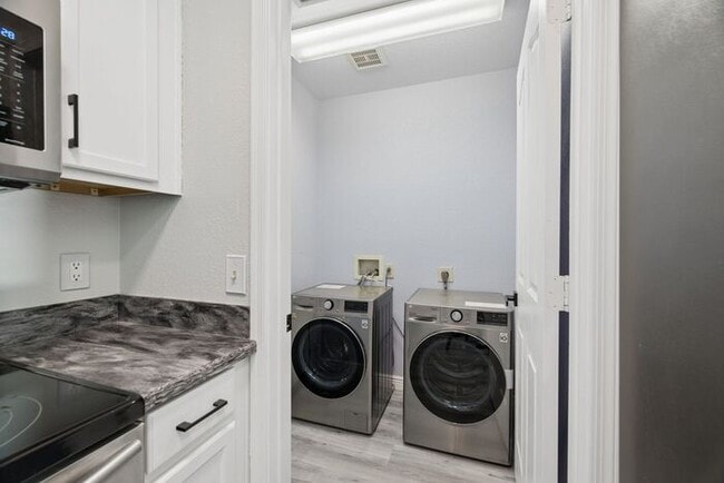 Building Photo - 1057 S Jamaica Way