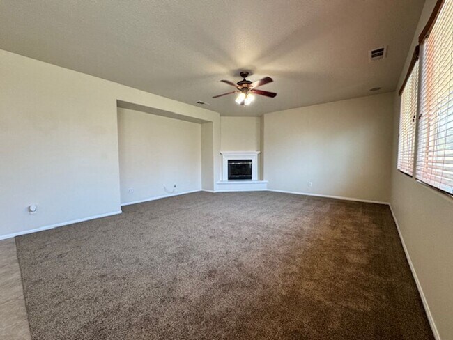 Building Photo - Gorgeous Westside 5 + 3 With Solar - $3800