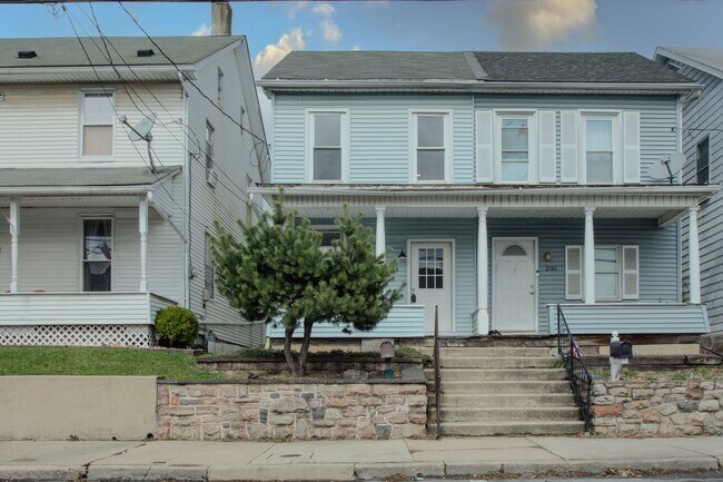 Primary Photo - Newly Renovated 3 Bedroom 1.5 Bathroom Sla...