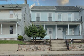 Building Photo - Newly Renovated 3 Bedroom 1.5 Bathroom Sla...