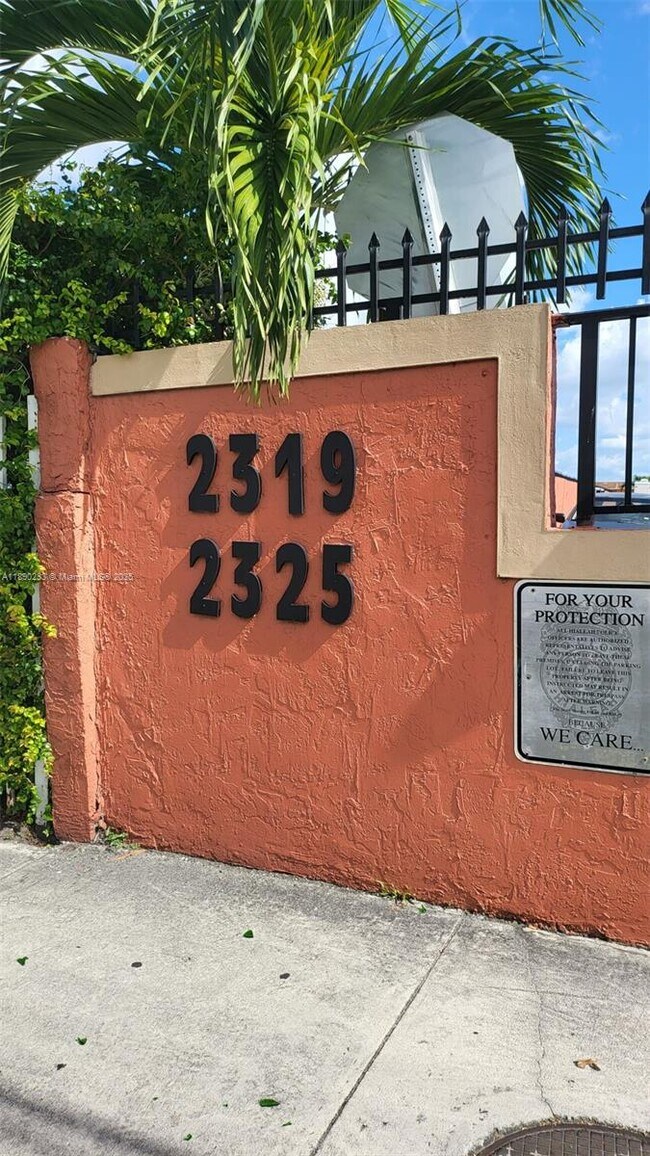 Building Photo - 2319 W 60th St