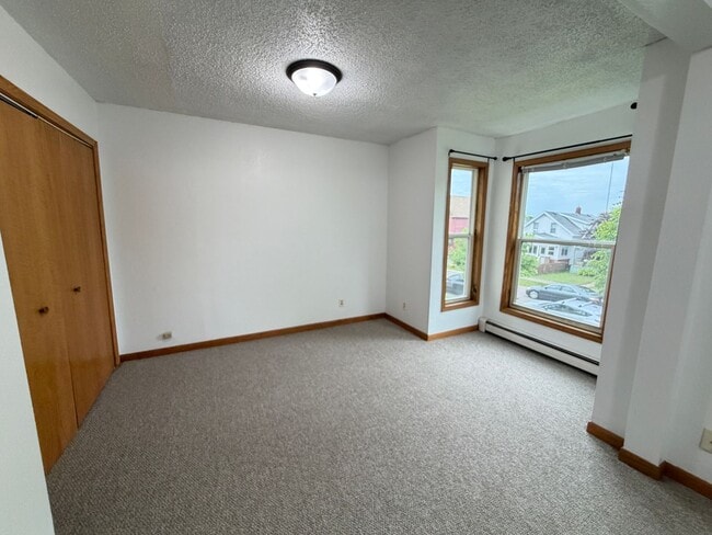 Building Photo - Upper Level 2 Bedroom Apartment - AVAILABLE TODAY