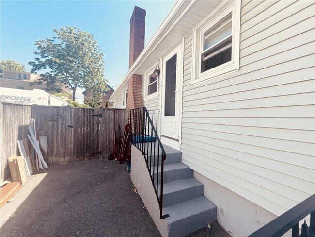 Building Photo - 25 1/2 Thurston Ave
