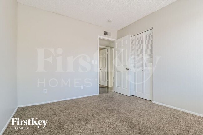 Building Photo - 6015 W Poinsettia Dr
