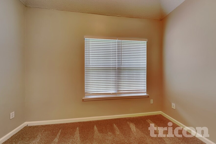 Building Photo - 496 Birchwood Dr