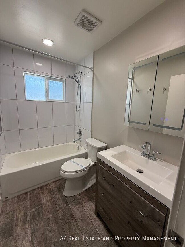 Building Photo - 1725 S Farmer Ave