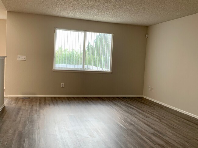 Building Photo - Renovated 4 BR/4BA Home with Large Backyar...