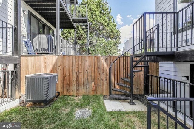 Building Photo - 722 Kenyon St NW