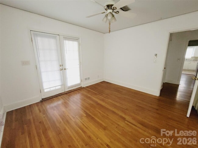 Building Photo - 1348 E Woodlawn Rd