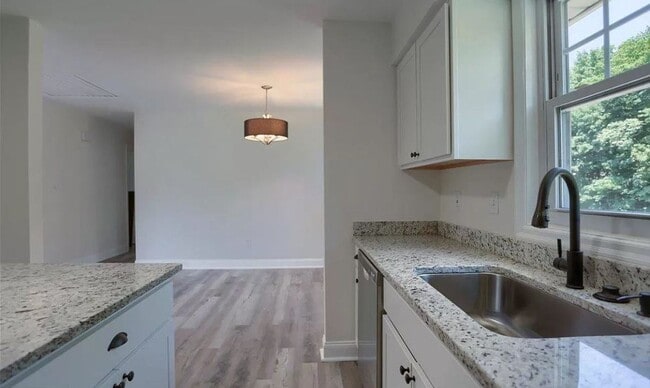 Building Photo - 1140 Loop Dr