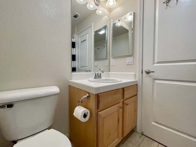 Building Photo - Beautiful Upscale and Modern 2 Bedroom 2 B...