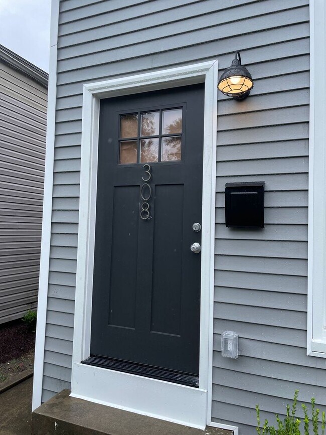 Building Photo - Beautifully  Renovated 2 bed 2 bath Home in Shelby Park!