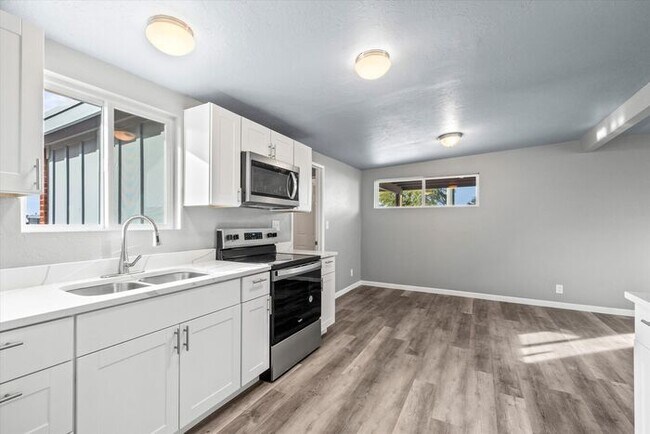 Building Photo - Great Eastside Home!