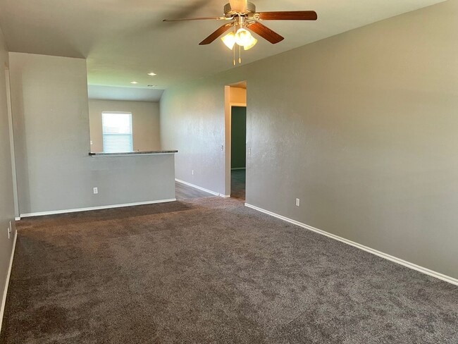 Building Photo - Great 4 Bedroom In Yukon Schools