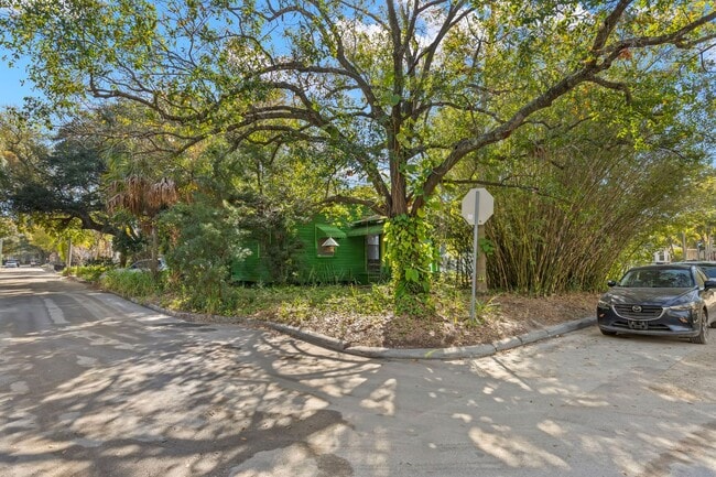 Building Photo - Historic Hyde Park Gem: Fully Renovated 2-...