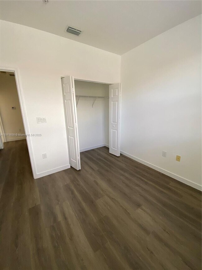 Building Photo - 919 SW 143rd Terrace