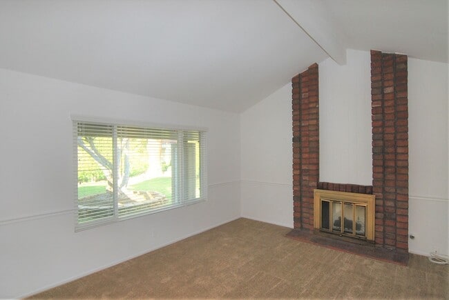 Building Photo - Spacious Cul De Sac House with Yard and Pool