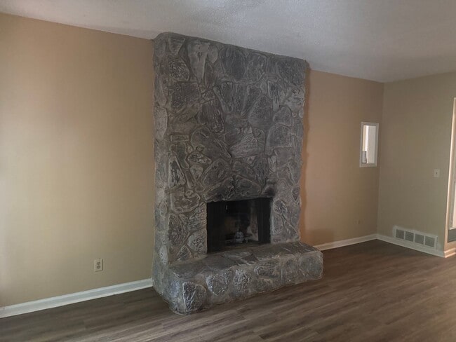 Building Photo - Large Townhome