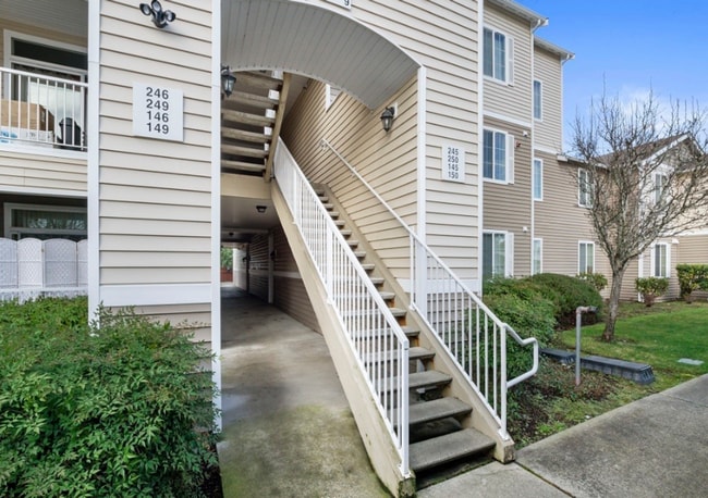 Building Photo - Beautiful Waterford Crossing 2 bedroom Con...