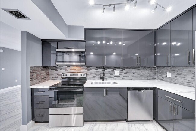 Building Photo - 1100 St Charles Pl