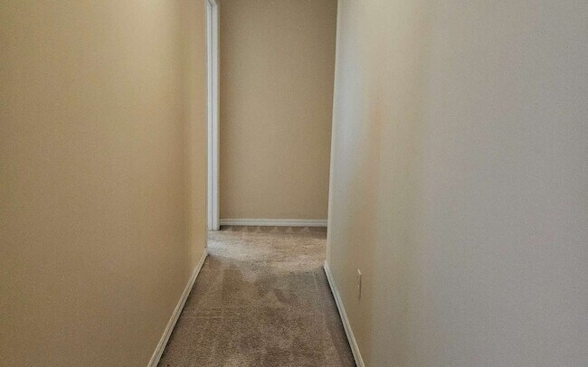 Building Photo - 885 SW Jaguar Dr