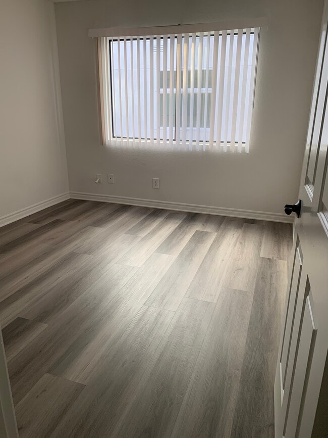 Building Photo - 827 S Berendo St