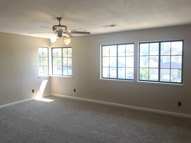 Building Photo - 4 bed & 3 full bathrooms in Tracy!