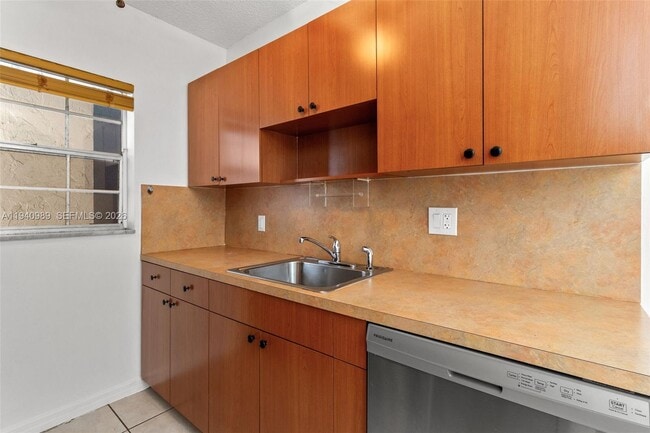 Building Photo - 4140 Woodside Dr